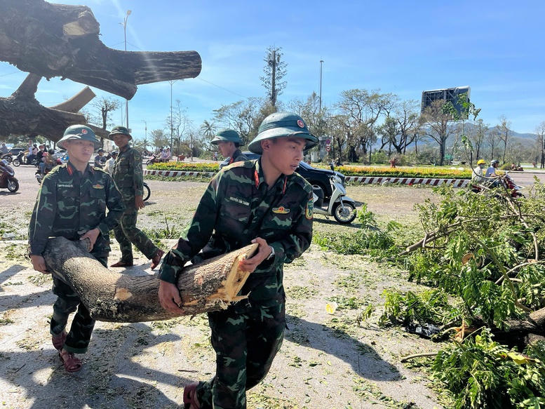 Lực lượng vũ trang hỗ trợ người dân khắc phục hậu quả bão số 13