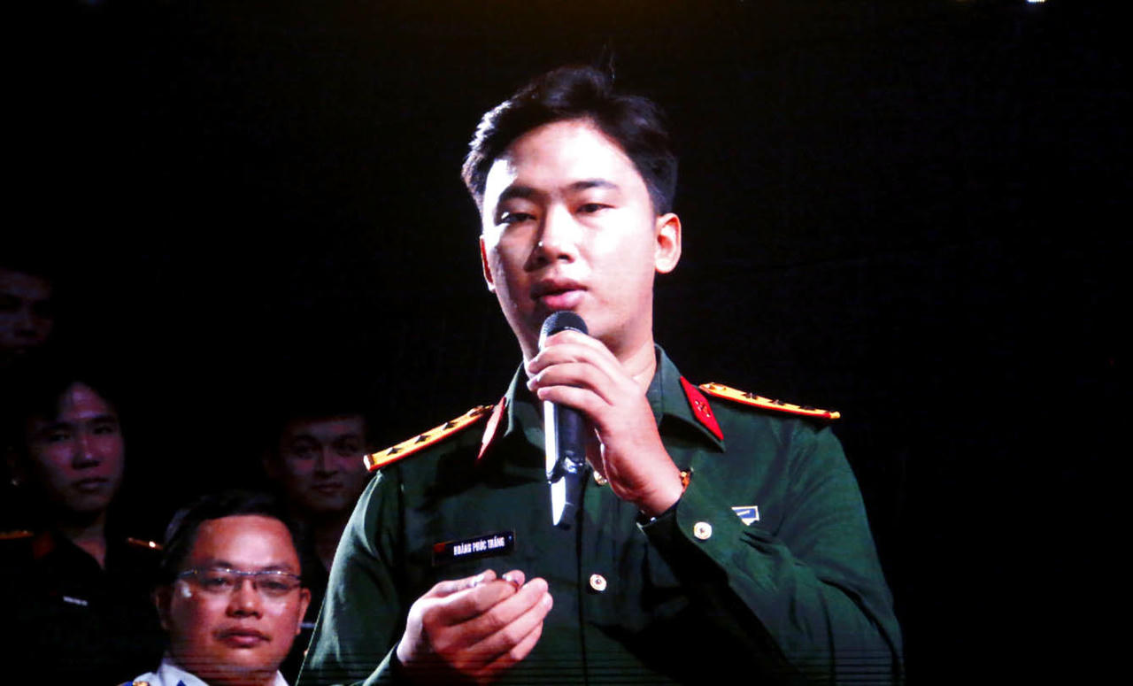 Thượng úy Hoàng Phúc Thắng chia sẻ về ý tưởng làm chiếc “Móc khóa pháp luật”.