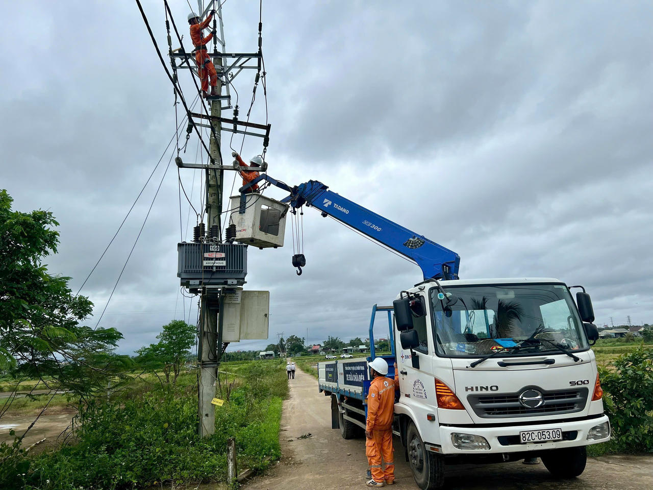 EVNCPC huy động hơn 1.300 cán bộ, kỹ sư và công nhân cùng phương tiện, thiết bị chuyên dụng tham gia khắc phục sự cố bão số 13.