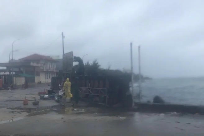 5 người chết, hàng nghìn ngôi nhà bị hư hỏng do bão số 13