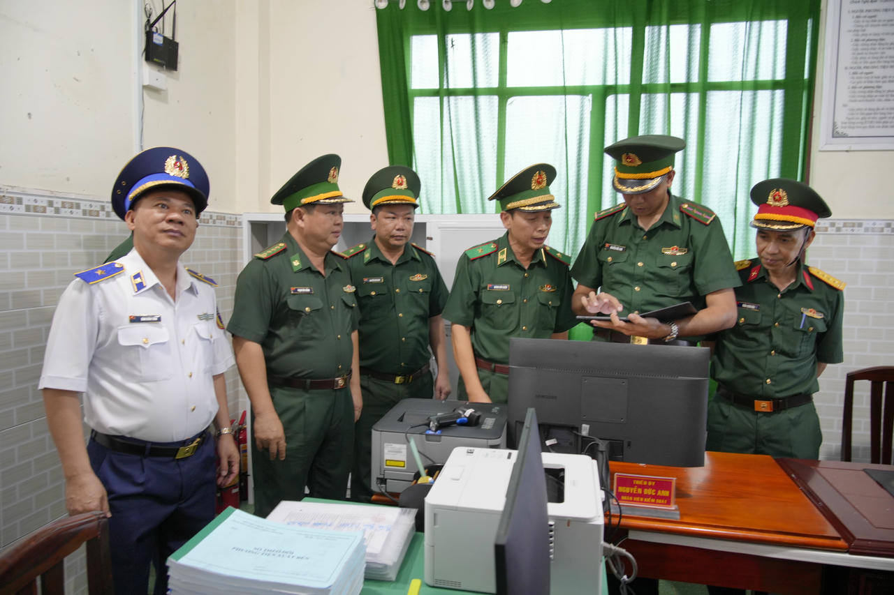 Thiếu tướng Hoàng Hữu Chiến - Phó Tư lệnh, (thứ 3 từ trái qua) Tham mưu trưởng Bộ đội Biên phòng, Ủy viên Ban Chỉ đạo Bộ Quốc phòng về phòng, chống khai thác IUU trưởng đoàn kiểm tra, kiểm tra thực tế việc quản lý tàu cá trên biển thông qua phần mềm VMS tại trạm kiểm soát Biên phòng Kênh Dài.