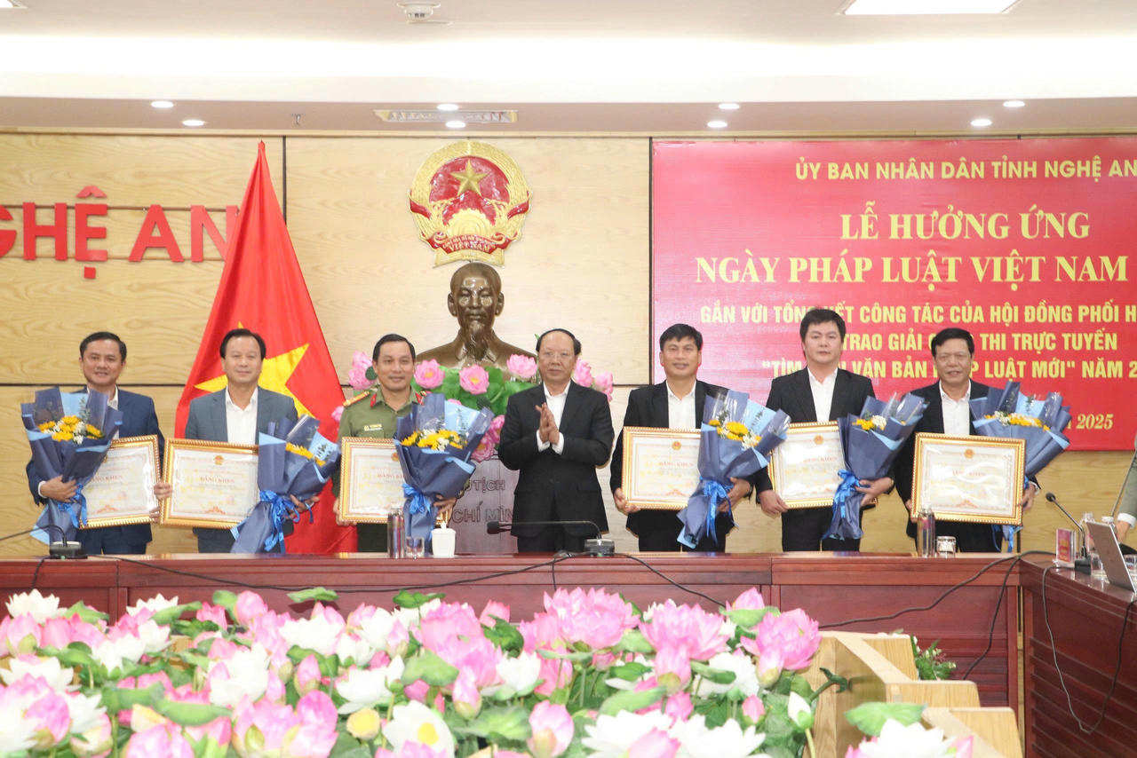 Hội nghị biểu dương 6 tập thể có thành tích xuất sắc trong cuộc thi trực tuyến "Tìm hiểu văn bản pháp luật mới năm 2025". Ảnh: T.Quỳnh