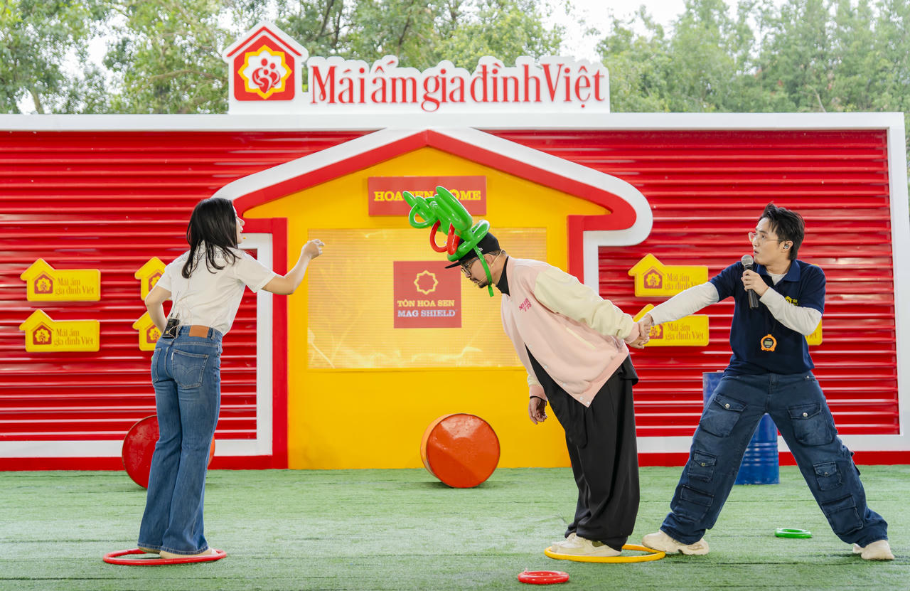 Không khí trường quay “Mái ấm gia đình Việt” trở nên sôi động khi ca sĩ Hà Lê, ca sĩ Bùi Lê Mận cùng nhau thực hiện loạt thử thách.