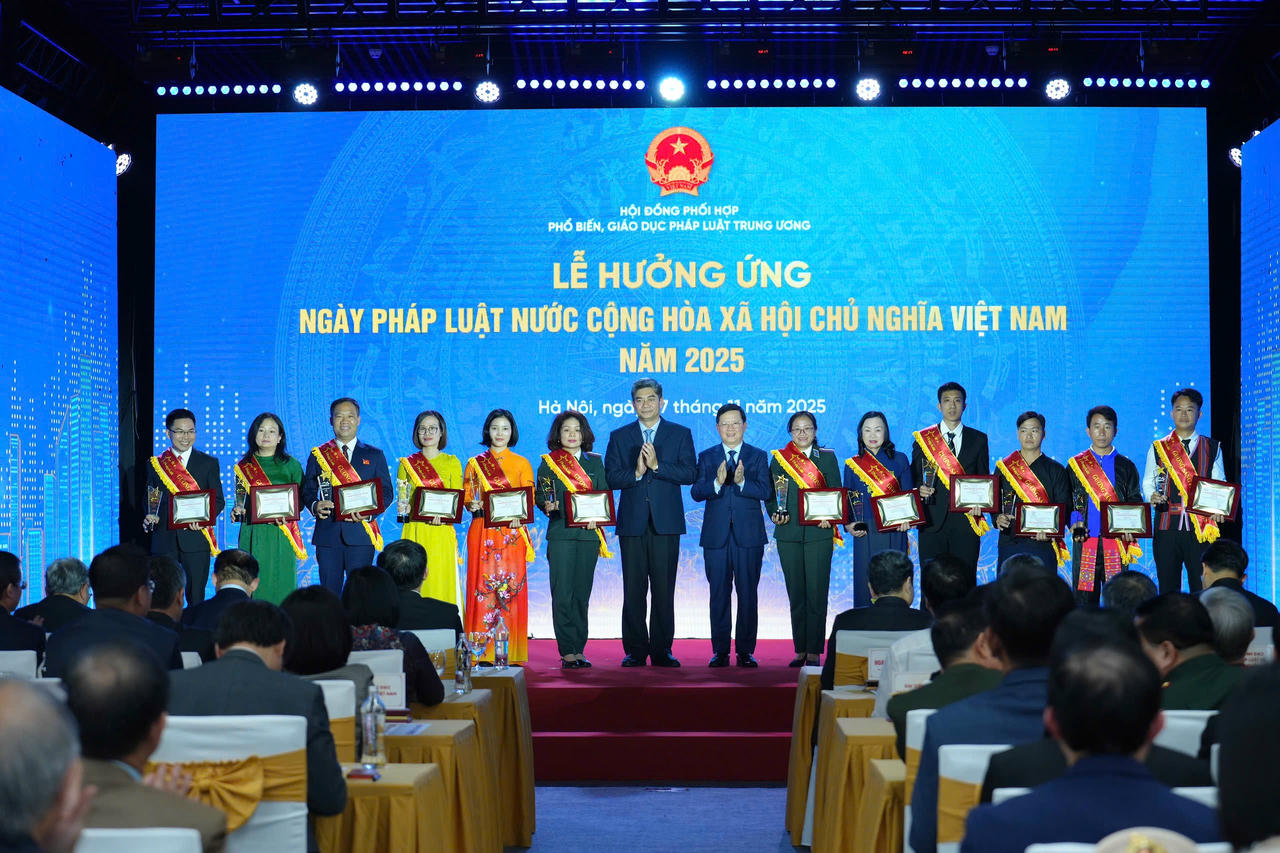 Thứ trưởng Bộ Dân tộc và Tôn giáo Y Vinh Tor và  Thứ trưởng Bộ Tư pháp Mai Lương Khôi trao Chứng nhận và Kỷ niệm chương cho các Gương sáng Pháp luật năm 2025.