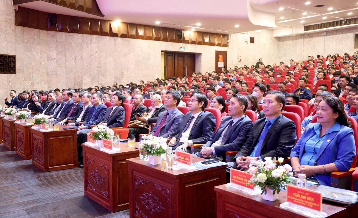 Các đại biểu tham dự buổi lễ.