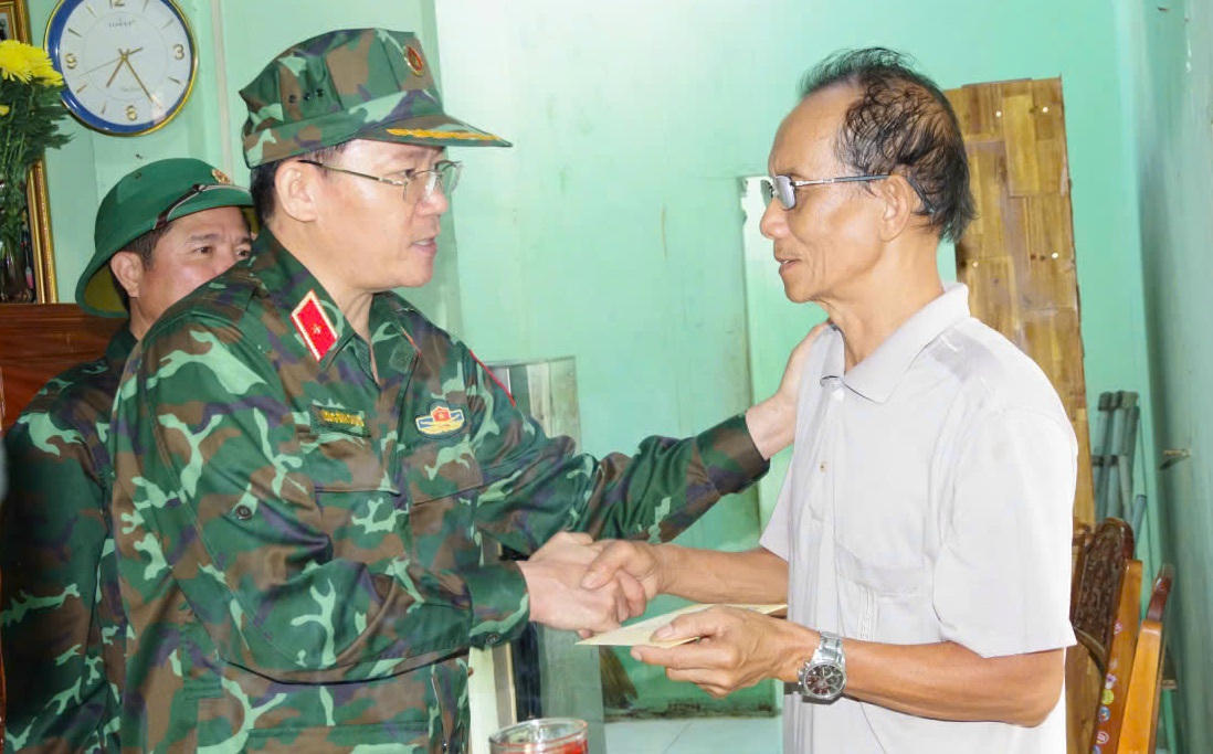 Quân khu 5 thăm hỏi, động viện người dân thiệt hại do bão số 13