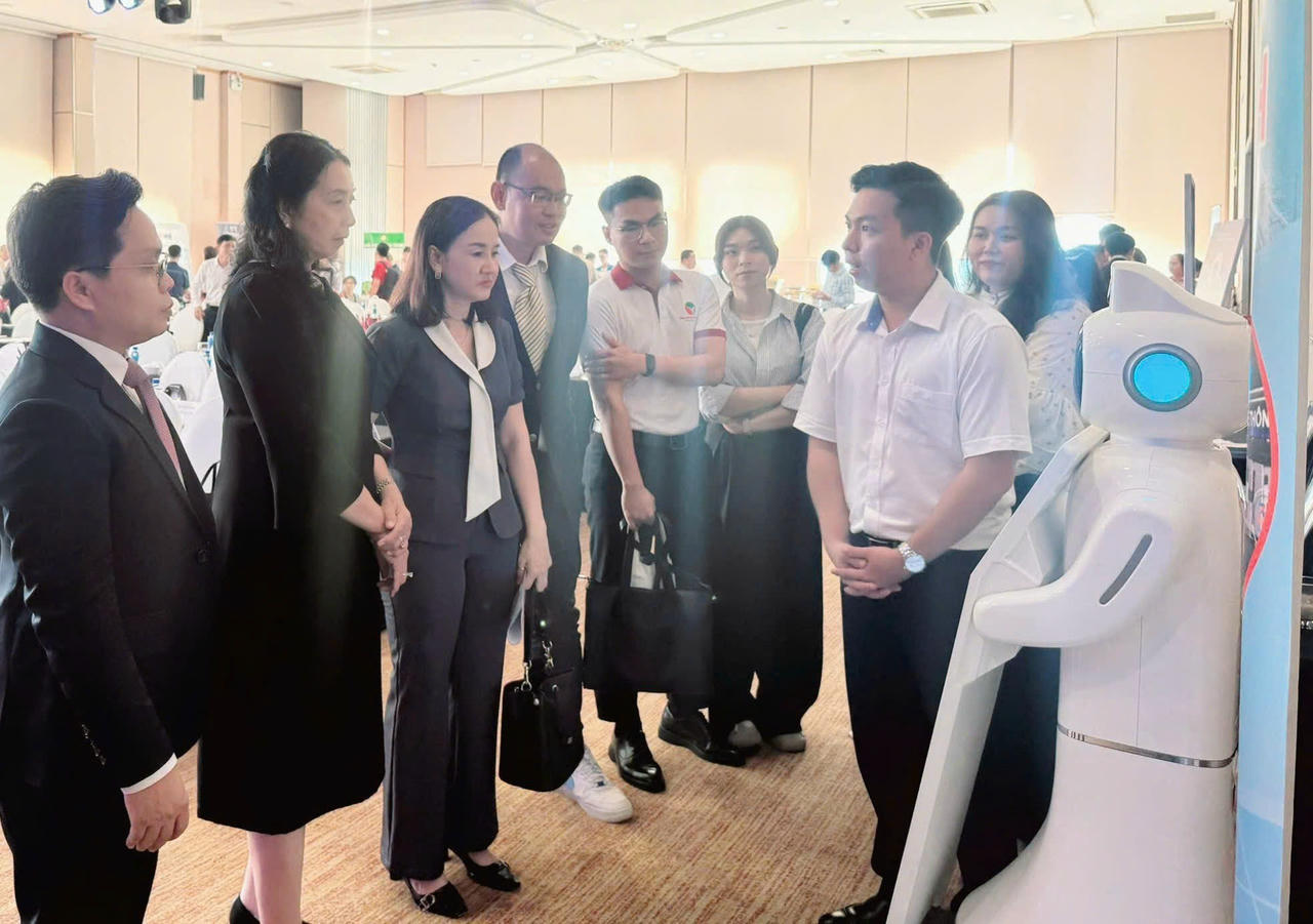 Lãnh đạo UBND đặc khu Phú Quốc và doanh nghiệp ở Phú Quốc tham quan mô hình chuyển đổi số, chuyển đổi xanh, quảng bá du lịch.