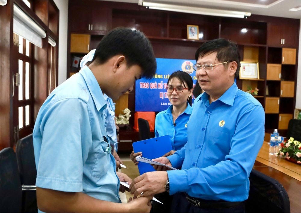 Ông Phan Văn Anh - Phó Chủ tịch Tổng LĐLĐ Việt Nam trao quà cho đoàn viên, người lao động. (Ảnh: D.T).