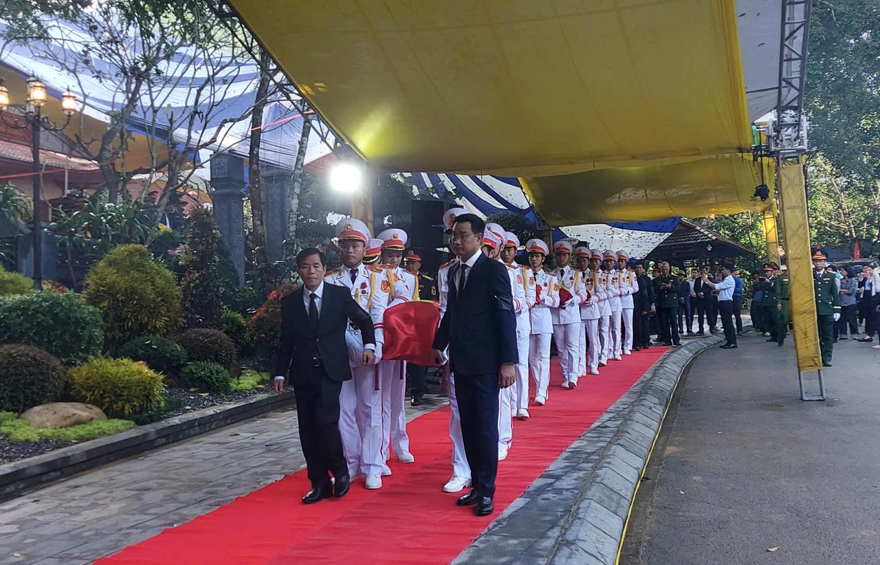 Quang cảnh Lễ truy điệu, an táng các liệt sĩ hy sinh tại hang Tám thanh niên xung phong, đường 20 Quyết Thắng, tại xã Thượng Trạch.