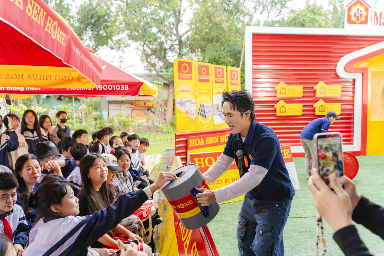 Đông đảo học sinh được nhà trường tạo điều kiện có mặt tại sân vận động từ sáng sớm để theo dõi buổi ghi hình chương trình, qua đó hiểu thêm về những hoàn cảnh kém may mắn của các bạn cùng trang lứa.