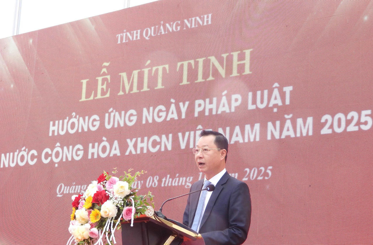 Ông Lê Văn Ánh - Phó Chủ tịch UBND tỉnh Quảng Ninh, Chủ tịch Hội đồng phối hợp PBGDPL tỉnh, phát biểu tại Lễ Mít tinh hưởng ứng Ngày Pháp luật nước Cộng hòa xã hội chủ nghĩa Việt Nam năm 2025.