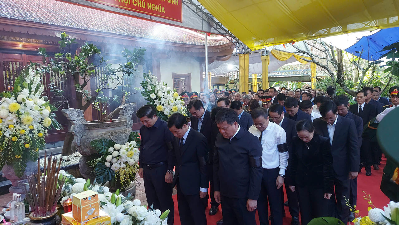 Lãnh đạo hai tỉnh Quảng Trị, Thanh Hóa cùng thân nhân liệt sĩ tham dự lễ truy điệu và an táng.