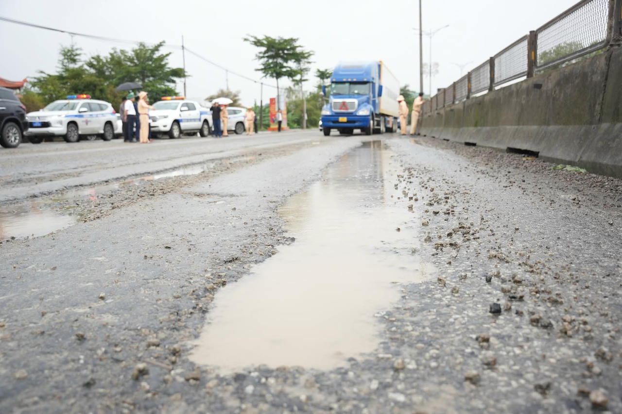 Nhiều điểm hư hỏng nặng trên tuyến Quốc lộ 1A.