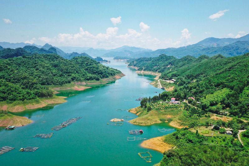 Nước hồ Hòa Bình xanh trong, khí hậu mát mẻ.