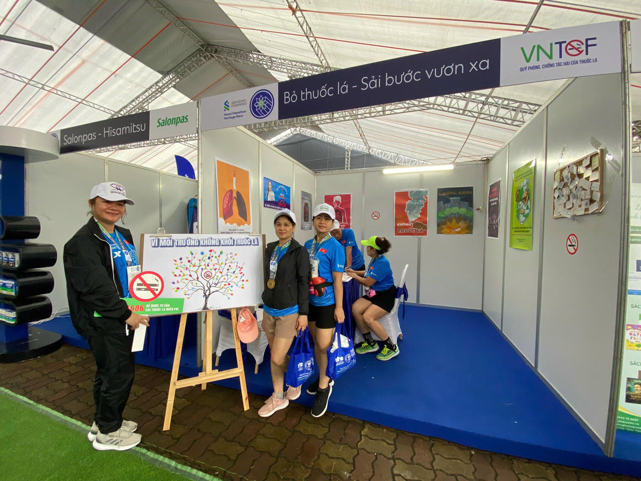 Ấn tượng gian hàng 'Di sản không khói thuốc' tại Giải Standard Chartered Marathon Di sản Hà Nội 2025
