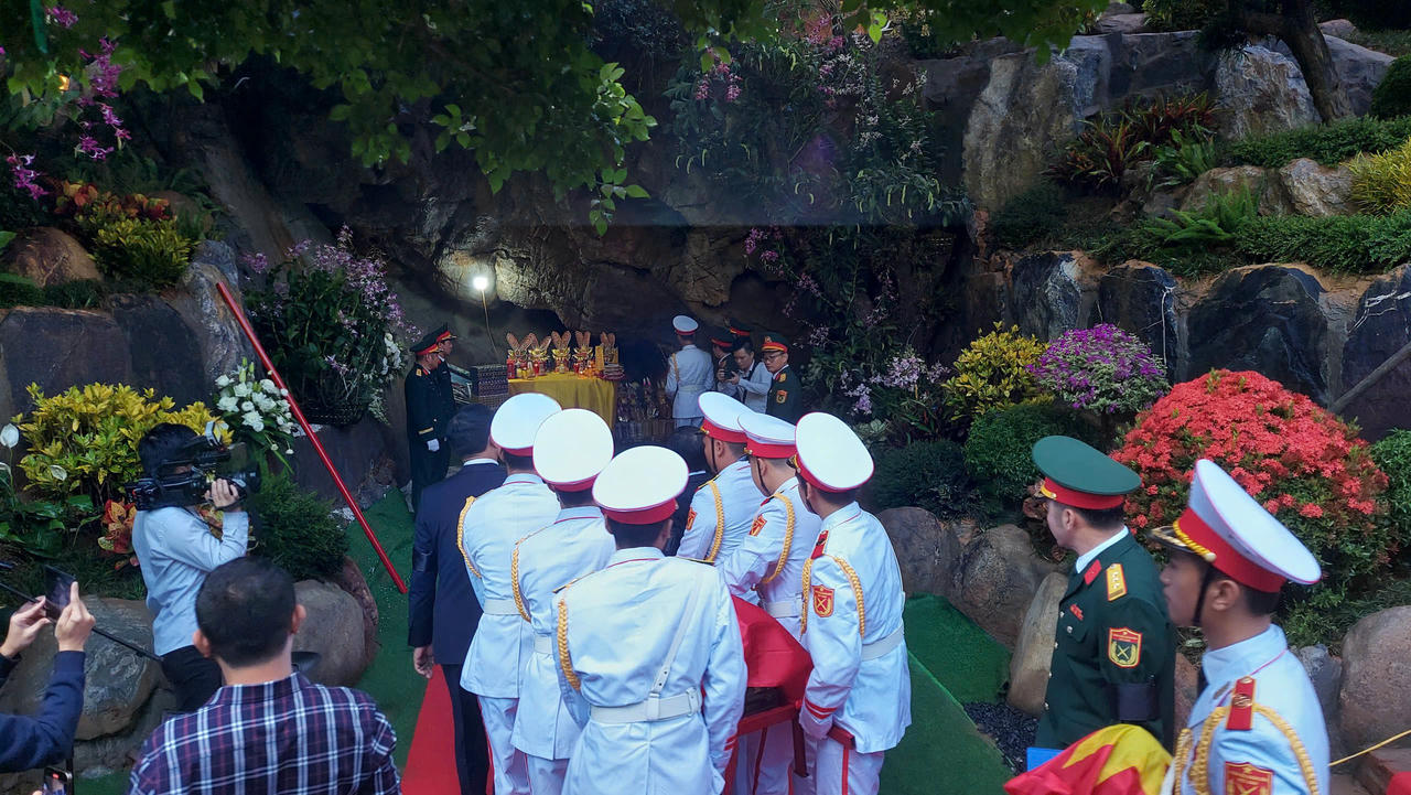 Lễ an táng các liệt sĩ diễn ra trong không khí trang nghiêm, thành kính tại khu mộ chung bên lối vào hang Tám thanh niên xung phong..