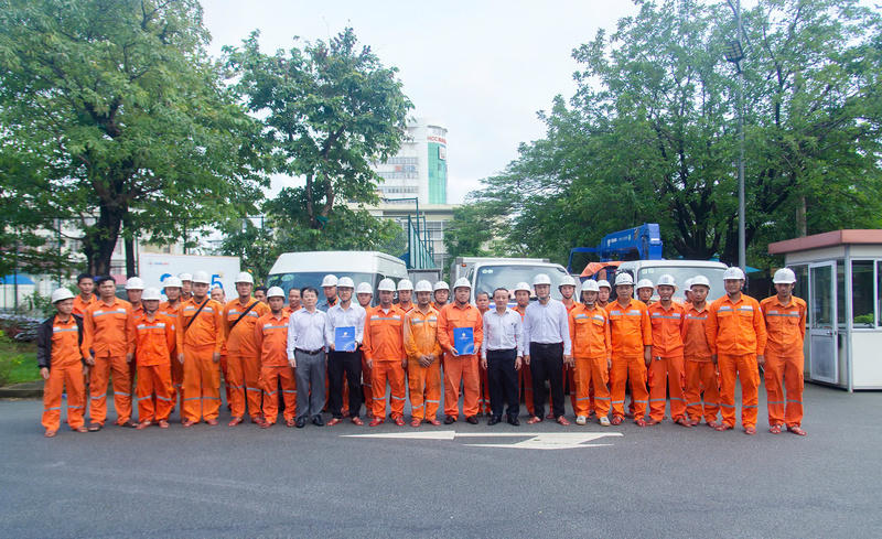 Lãnh đạo PC Huế động viên đội xung kích trước lúc lên đường hỗ trợ tỉnh Gia Lai khắc phục sự cố lưới điện sau bão.