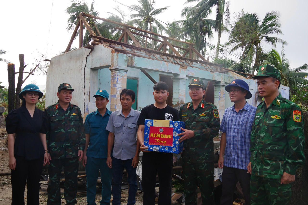 Thiếu tướng Lương Đình Chung tặng quà động viên gia đình anh Lâm Bảo Lập.