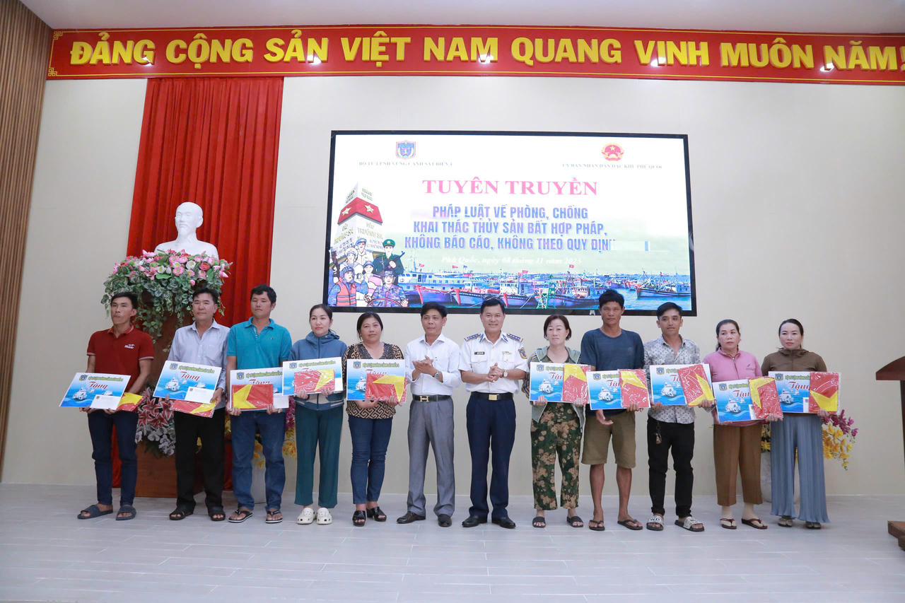 Đại tá Nguyễn Văn Tranh, Phó Tư lệnh Pháp luật trao thưởng cho các cá nhân đạt giải trong Cuộc thi trực tuyến “Tìm hiểu kiến thức pháp luật”.