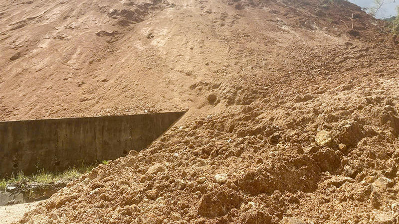 Sau trận động đất 4,0 độ, hàng nghìn khối đất đá sạt lở xuống đường ở xã Măng Ri 