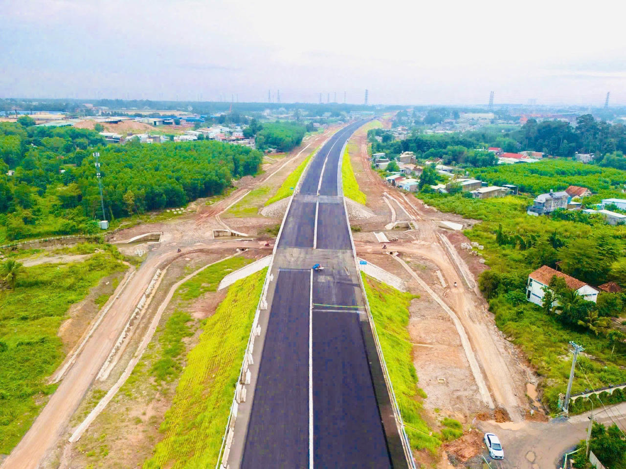 Chủ tịch UBND tỉnh Võ Tấn Đức chỉ đạo các sở, ngành và Ban QLDA đẩy nhanh tiến độ cao tốc Biên Hòa - Vũng Tàu, quyết đạt mốc thông xe kỹ thuật ngày 19/12/2025.