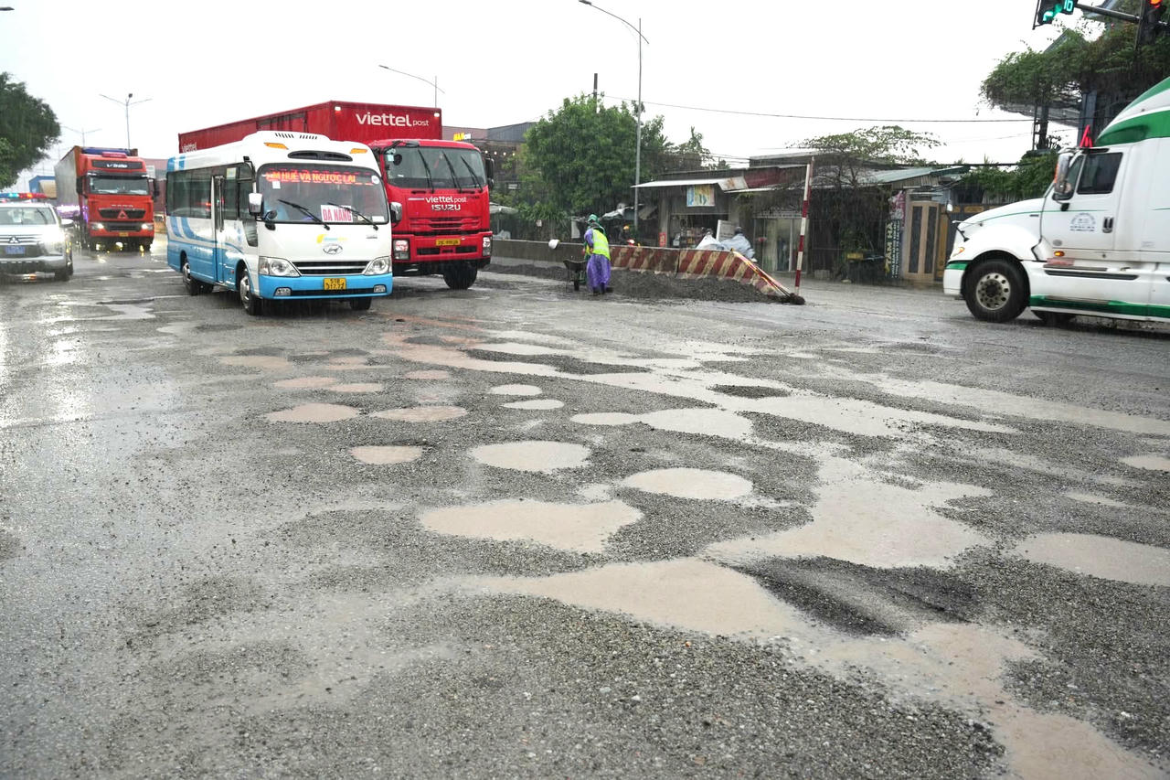 Khẩn trương khắc phục tình trạng hư hỏng trên tuyến Quốc lộ 1A qua TP Huế