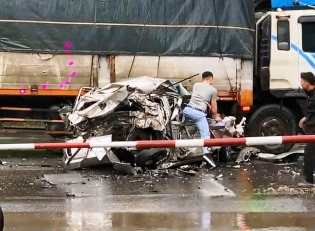 Tài xế xe con biển số 35C-164.16 Nguyễn Quý Dương may mắn thoát chết, chỉ bị xây xát nhẹ và tự chui ra ngoài qua cửa kính vỡ.