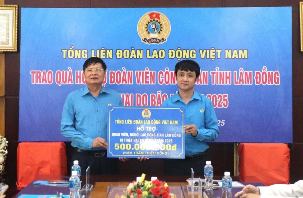 Tổng Liên đoàn Lao động Việt Nam trao 500 triệu đồng hỗ trợ đoàn viên, người lao động Lâm Đồng
