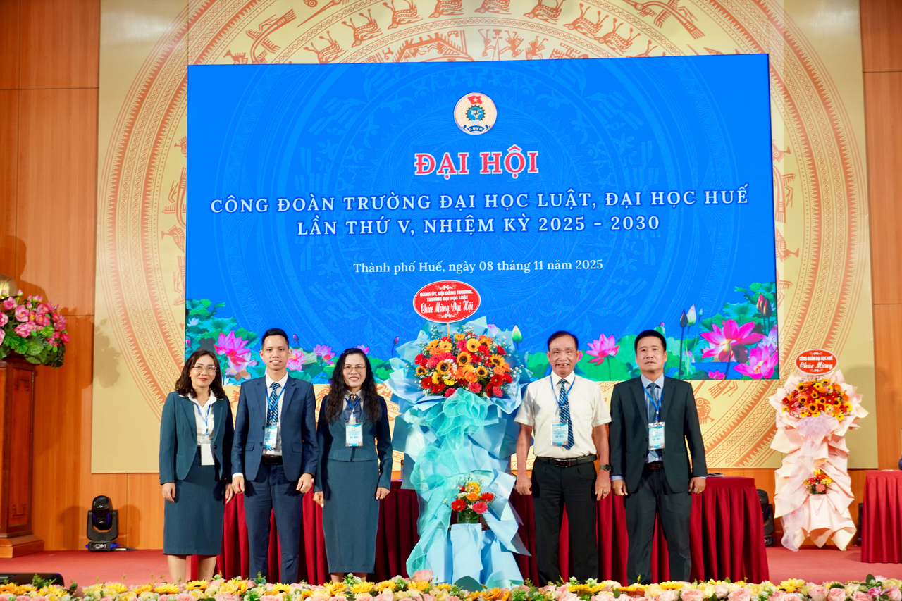 Đảng ủy, Hội đồng trườngTrường ĐH Luật tặng hoa chúc mừng Đại hội.