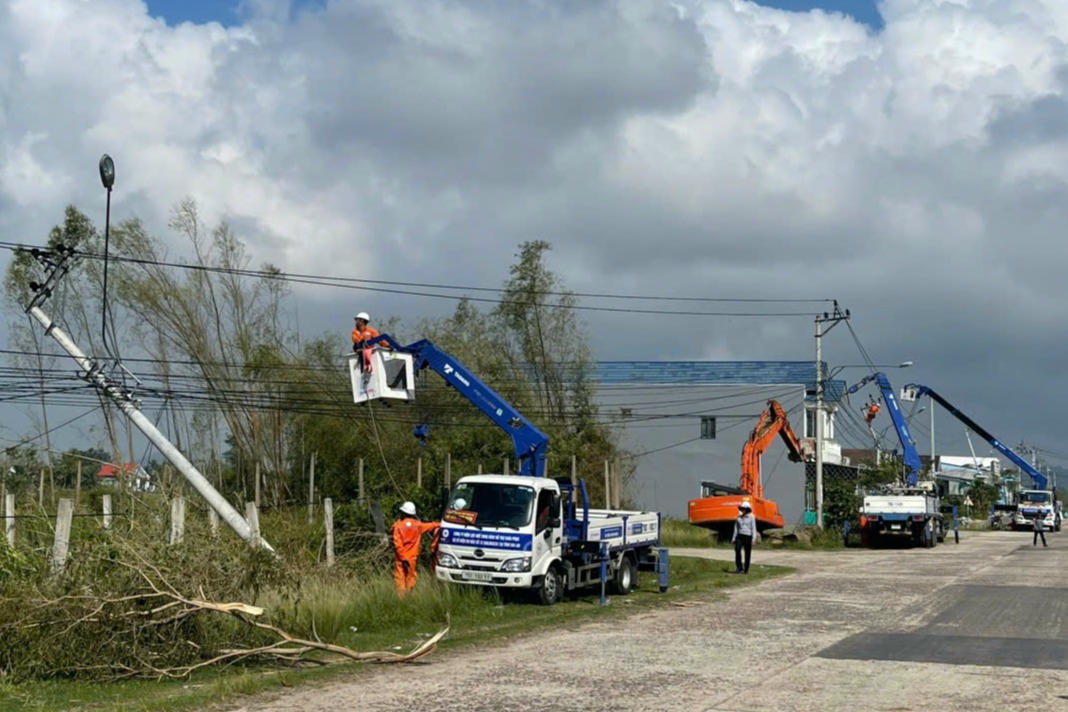 PC Huế vượt lũ chi viện Gia Lai khắc phục lưới điện sau bão số 13