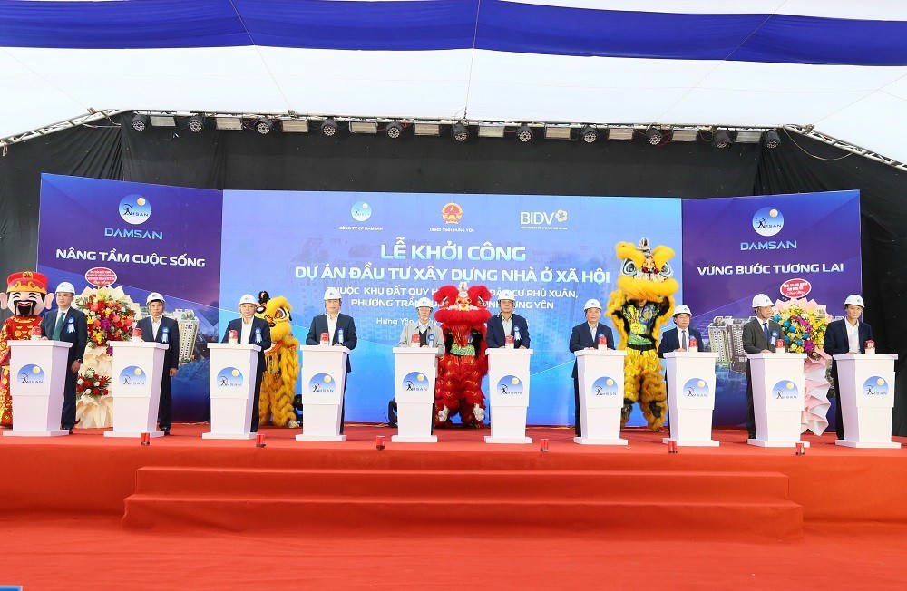 Các đại biểu nhấn nút khởi công dự án.