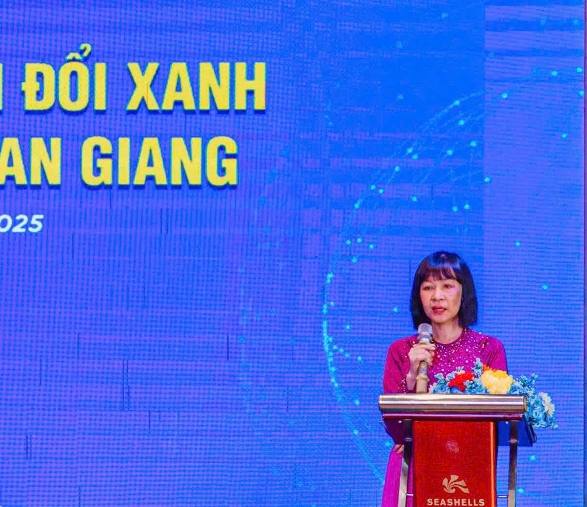 Bà Quảng Xuân Lụa, Giám đốc Trung tâm Xúc tiến Đầu tư, Thương mại và Du lịch tỉnh An Giang phát biểu tại Hội thảo.