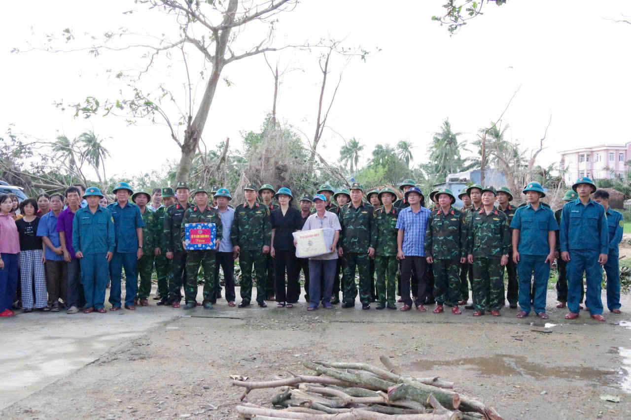 Thiếu tướng Lương Đình Chung tặng quà, động viên các lực lượng đang thực hiện nhiệm vụ.