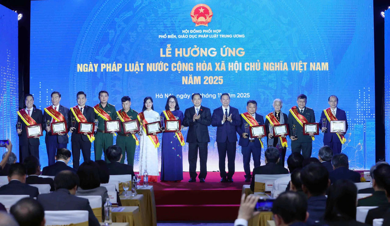 Tổng Thư ký Quốc hội, Chủ nhiệm Văn phòng Quốc hội Lê Quang Mạnh và Thứ trưởng Bộ Tư pháp Nguyễn Thanh Ngọc trao Chứng nhận và Kỷ niệm chương cho các Gương sáng Pháp luật năm 2025.