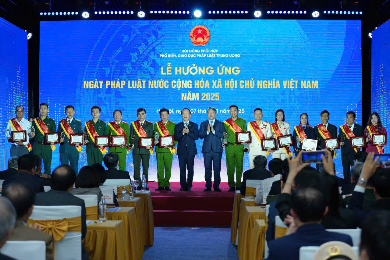 Bộ trưởng Nguyễn Hải Ninh và Chủ nhiệm Uỷ ban tư pháp và pháp luật Hoàng Thành Tùng trao chứng nhận cho các Gương sáng Pháp luật ( Ảnh: Triệu Oanh). 