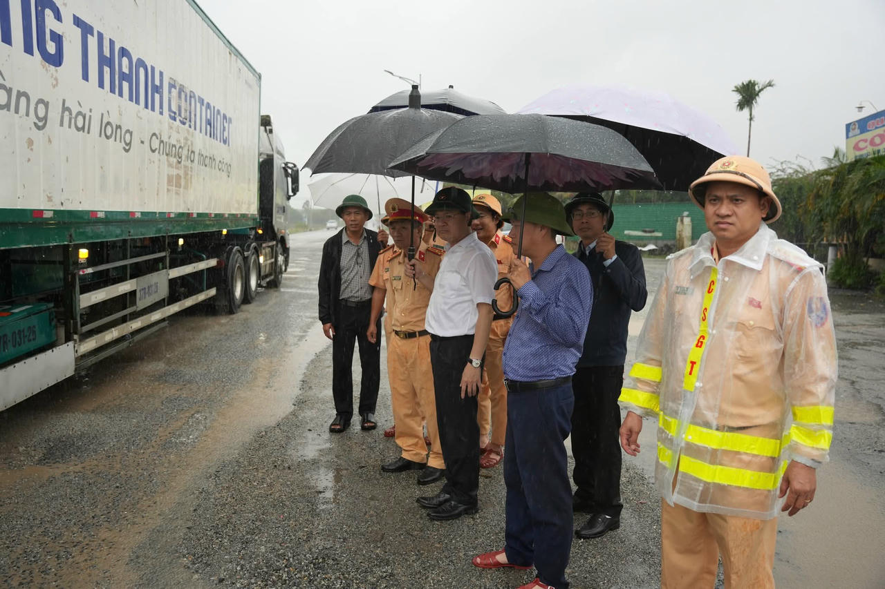 Lãnh đạo TP Huế kiểm tra thực tế và yêu cầu các đơn vị khẩn trương khắc phục tình trạng đường bị hư hỏng nhằm đảm bảo an toàn cho người dân. 