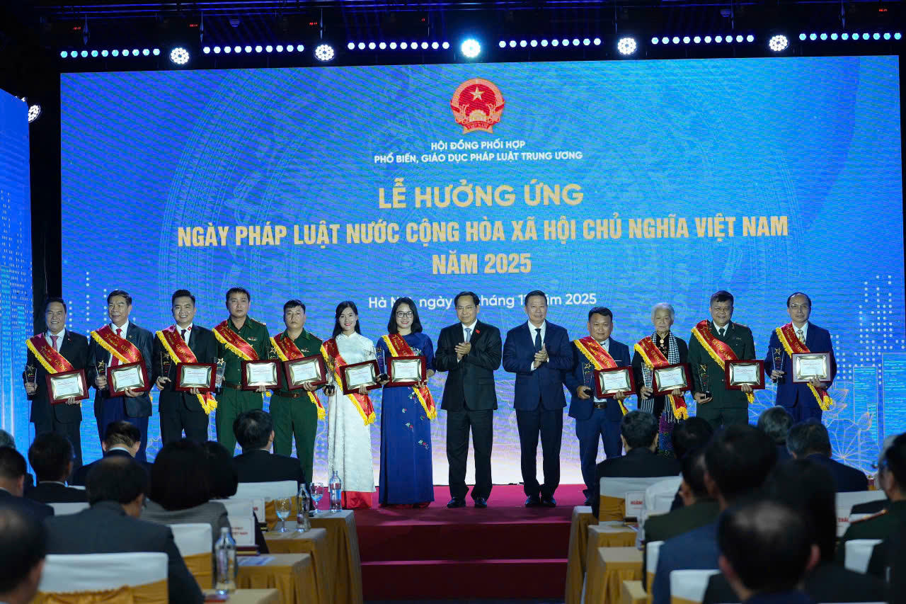 Tổng Thư ký Quốc hội, Chủ nhiệm Văn phòng Quốc hội Lê Quang Mạnh và Thứ trưởng Bộ Tư pháp Nguyễn Thanh Ngọc trao Chứng nhận và Kỷ niệm chương cho các Gương sáng Pháp luật năm 2025.. 