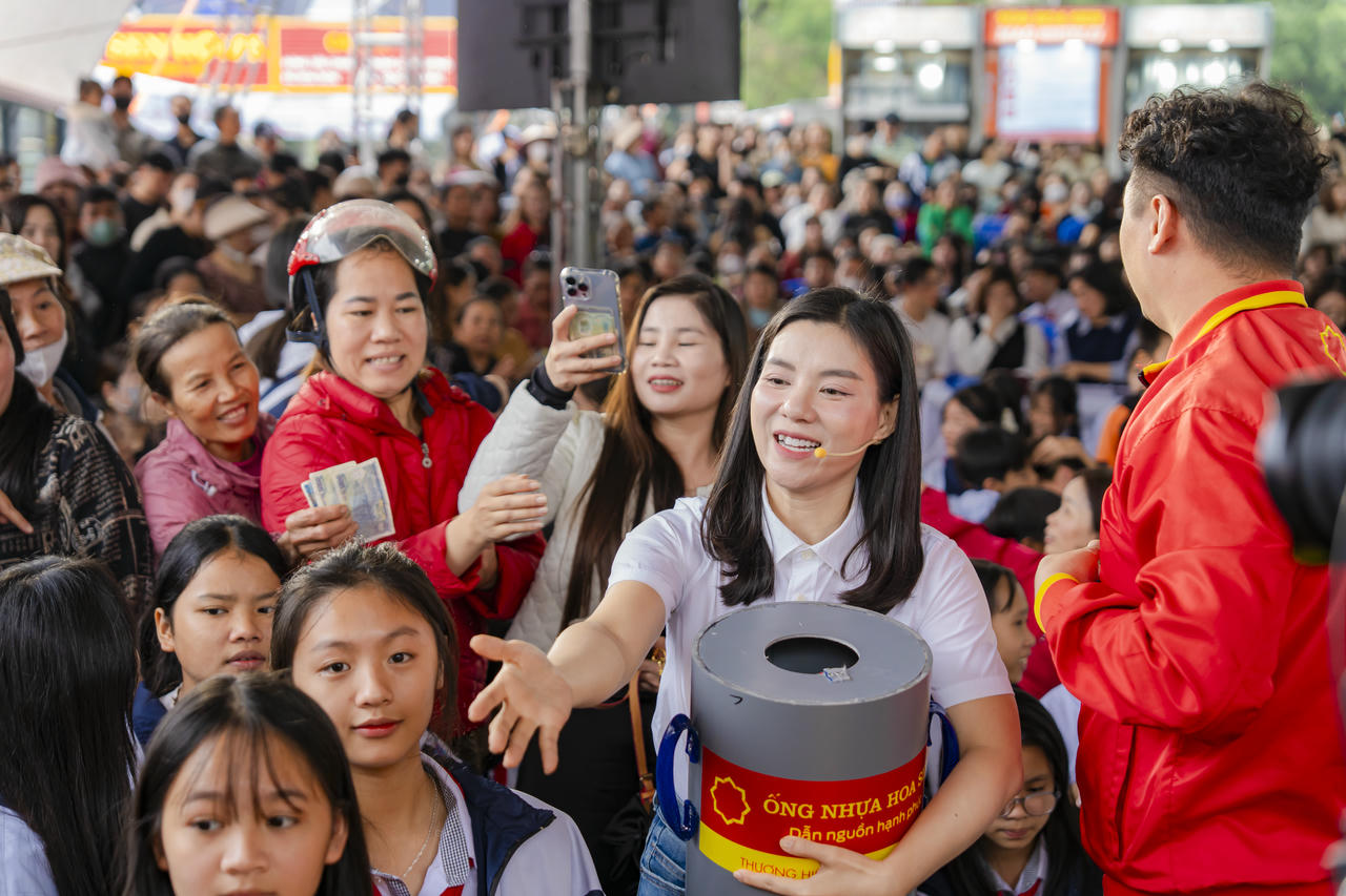 Dù trời đổ mưa, đông đảo khán giả vẫn nán lại, cổ vũ nhiệt tình và ủng hộ cho các gia đình có hoàn cảnh khó khăn trong chương trình.