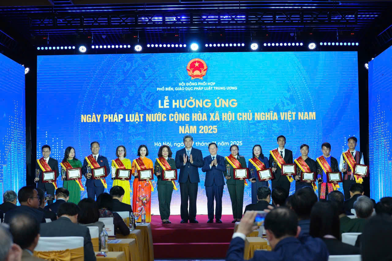 Thứ trưởng Bộ Dân tộc và Tôn giáo Y Vinh Tor và  Thứ trưởng Bộ Tư pháp Mai Lương Khôi trao Chứng nhận và Kỷ niệm chương cho các Gương sáng Pháp luật năm 2025.. 