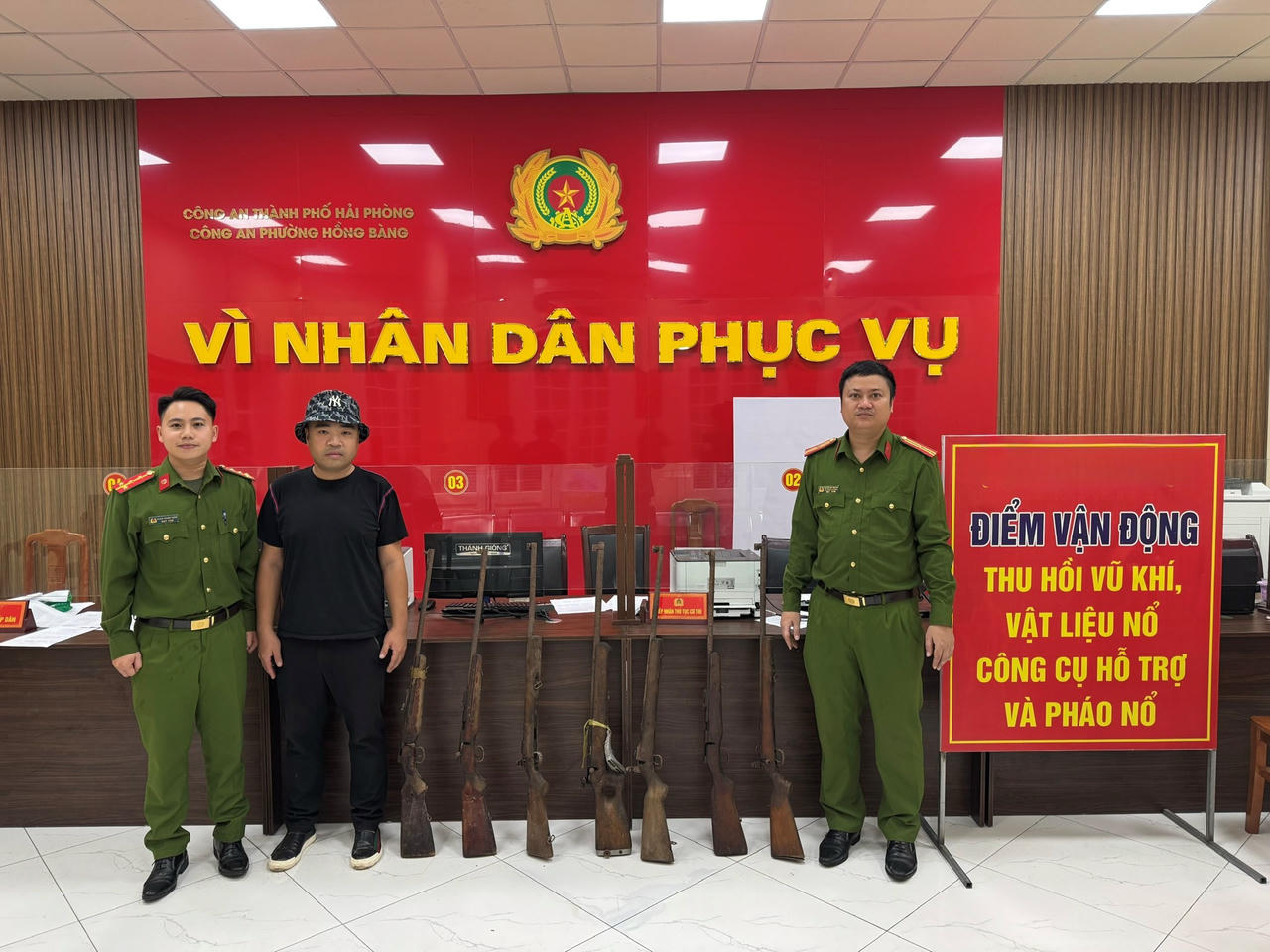 Phát hiện 7 khẩu súng trong hầm công trình, công nhân giao nộp Công an