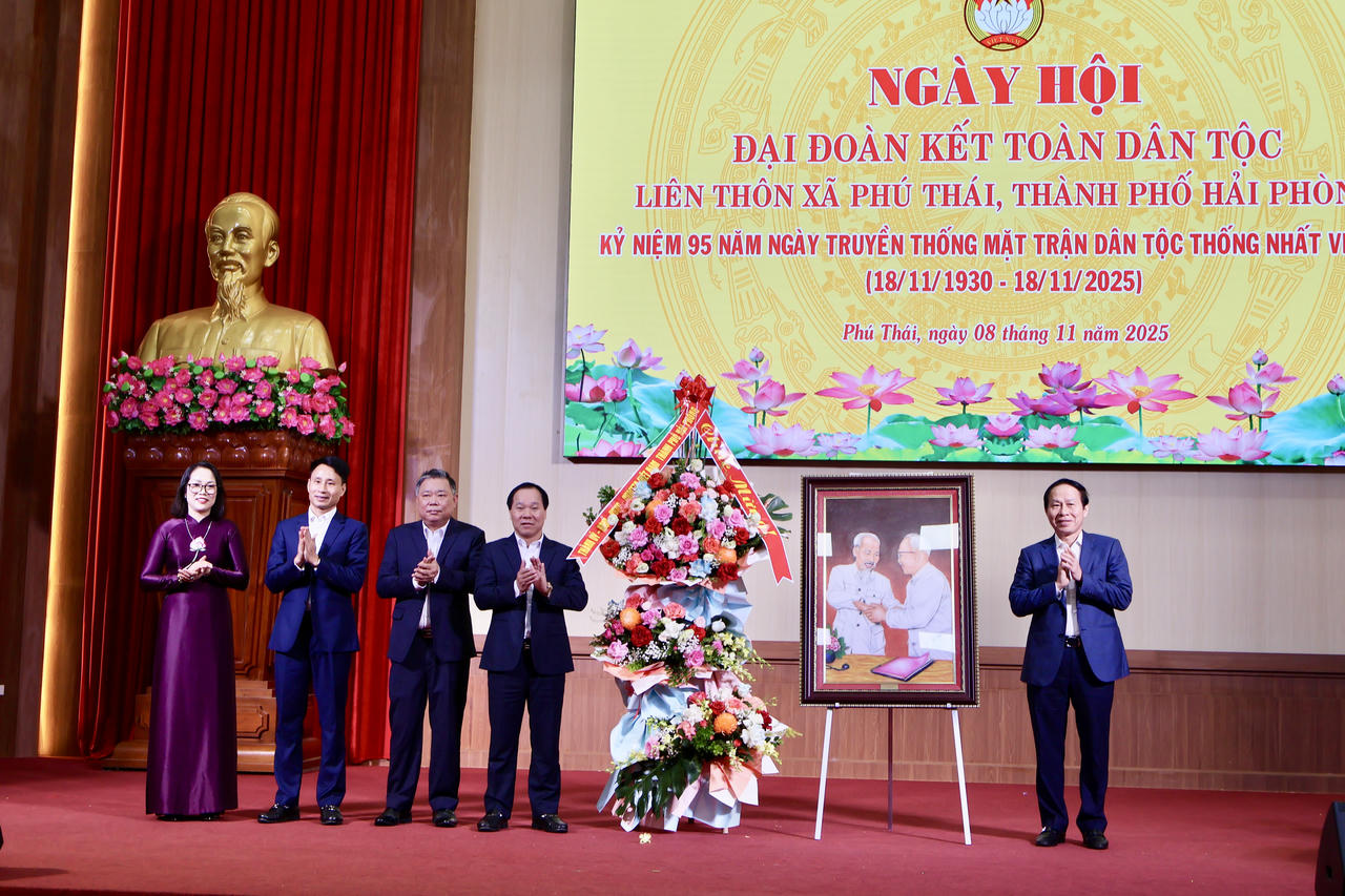 Bí thư Thành ủy Lê Tiến Châu tặng hoa và quà chúc mừng Đảng bộ, chính quyền và Nhân dân xã Phú Thái.