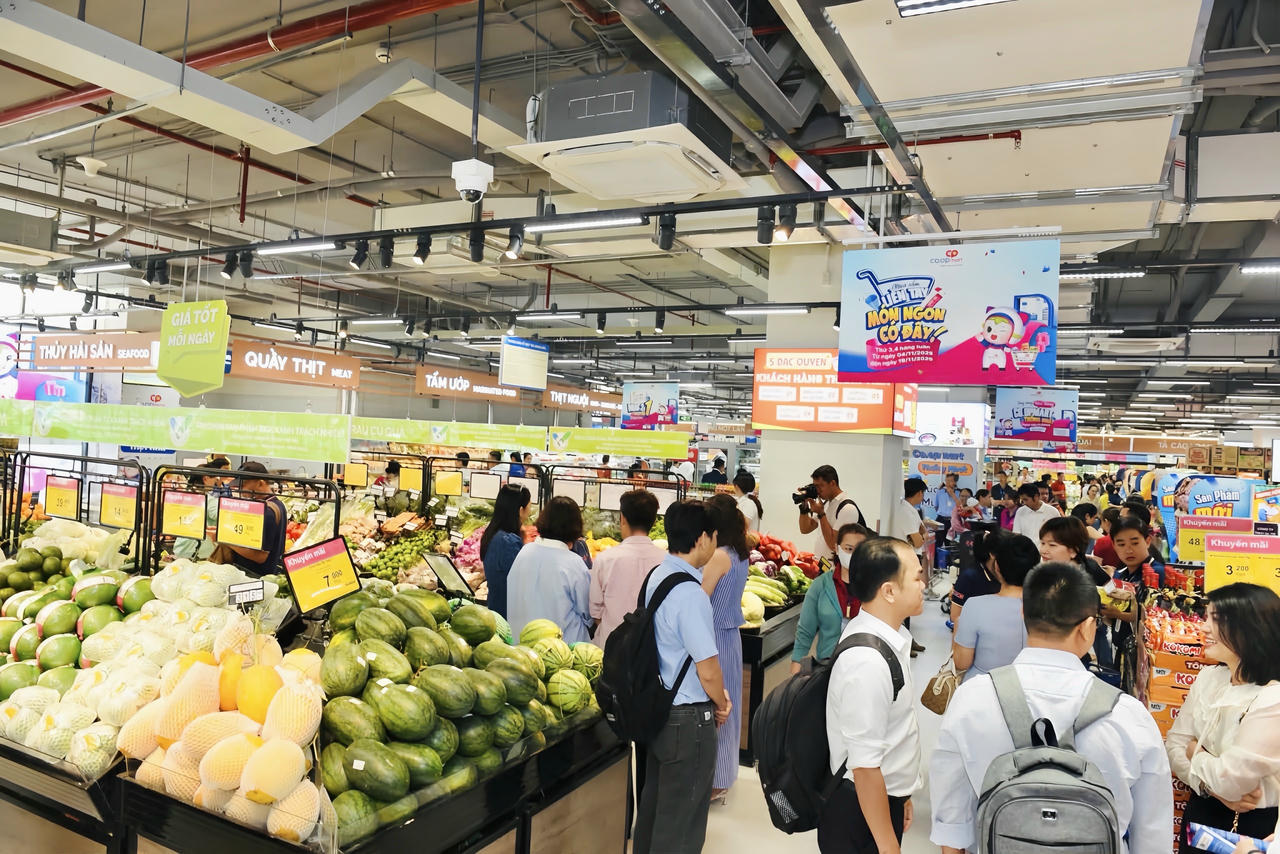 Đông đảo khách hàng đến mua sắm, hưởng ưu đãi khai trương tại Co.opmart Thống Nhất.