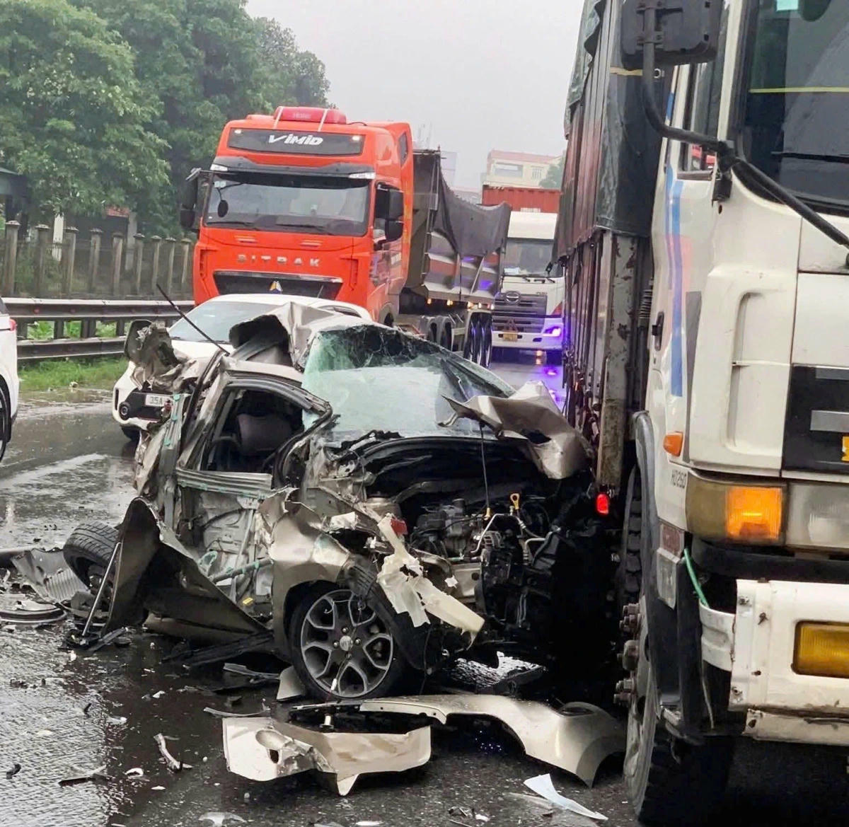 Xe ô tô con biển số 35C-164.16 bẹp dúm, hư hỏng nặng sau va chạm liên hoàn.