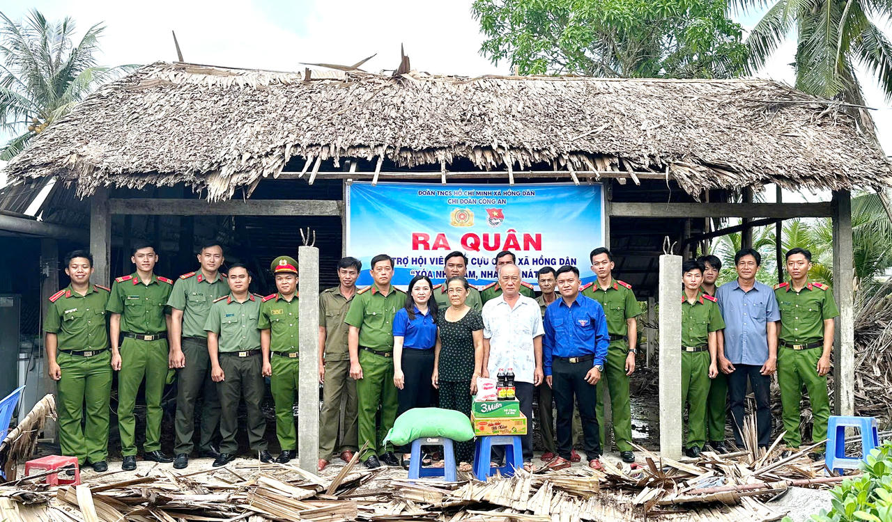 Lực lượng đoàn viên, thanh niên Công an tỉnh Cà Mau ra quân hỗ trợ hội viên hội Cựu CAND xóa nhà tạm, nhà dột nát tại xã Hồng Dân.