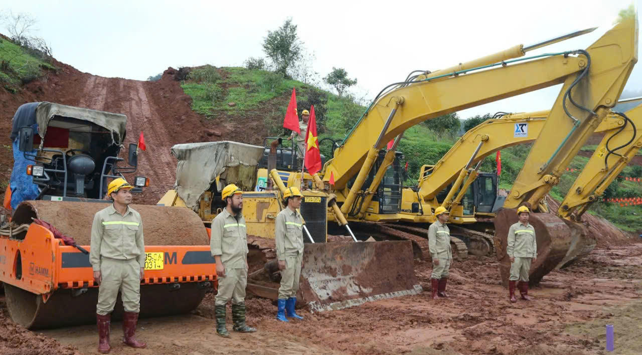 Thiết bị máy móc phục vụ thi công công trình.