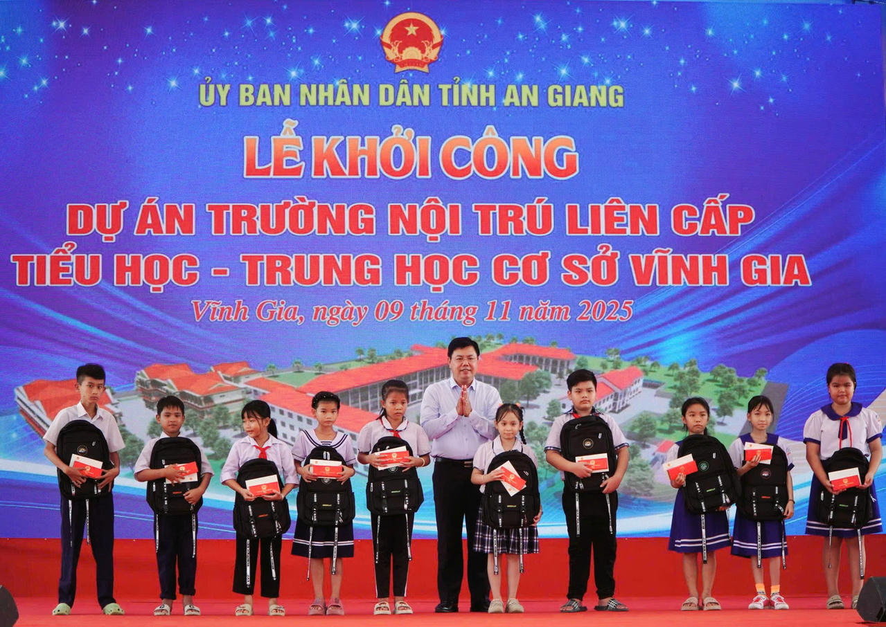 Bí thư Tỉnh uỷ An Giang Nguyễn Tiến Hải tặng quà các học sinh tiêu biểu, có hoàn cảnh khó khăn của Trường Nội trú liên cấp Tiểu học - THCS Vĩnh Gia.