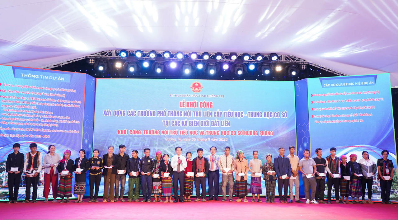 Bộ trưởng Bộ Nông nghiệp và Môi trường Trần Đức Thắng và Bí thư Tỉnh ủy Nguyễn Văn Phương trao quà cho các hộ gia đình có hoàn cảnh khó khăn tại xã Hướng Phùng.