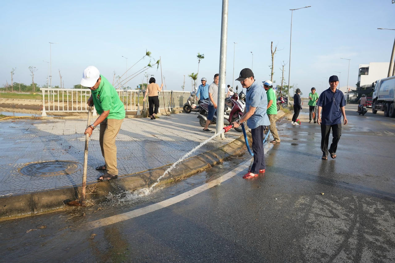 Phó Chủ tịch UBND TP Hoàng Hải Minh tham gia hoạt động vệ sinh môi trường cùng các lực lượng phường Hương An.