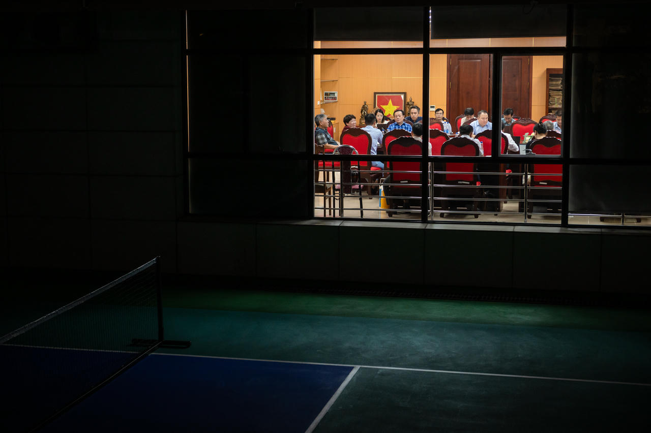 Với khối lượng công việc khổng lồ, nhiều việc khó, hệ trọng, hình ảnh hành lang của Quốc hội sáng đèn dù đã nửa đêm, các Ủy ban họp nối tiếp. Đại biểu Quốc hội vừa kết thúc phiên họp buổi chiều đã về nghiên cứu hồ sơ và chuẩn bị nội dung cho sáng hôm sau đã không còn là chuyện lạ.&nbsp;(Ảnh: quochoi.vn)