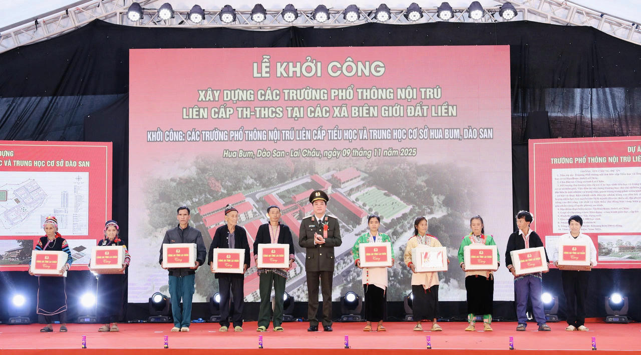 Công an tỉnh Lai Châu đã trao 20 phần quà cho học sinh nghèo vượt khó, đạt thành tích tốt và 10 phần quà cho hộ dân tiêu biểu.